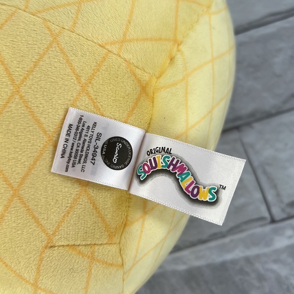 Squishmallows HELLO KITTY PINEAPPLE 8” - Picture 5 of 5